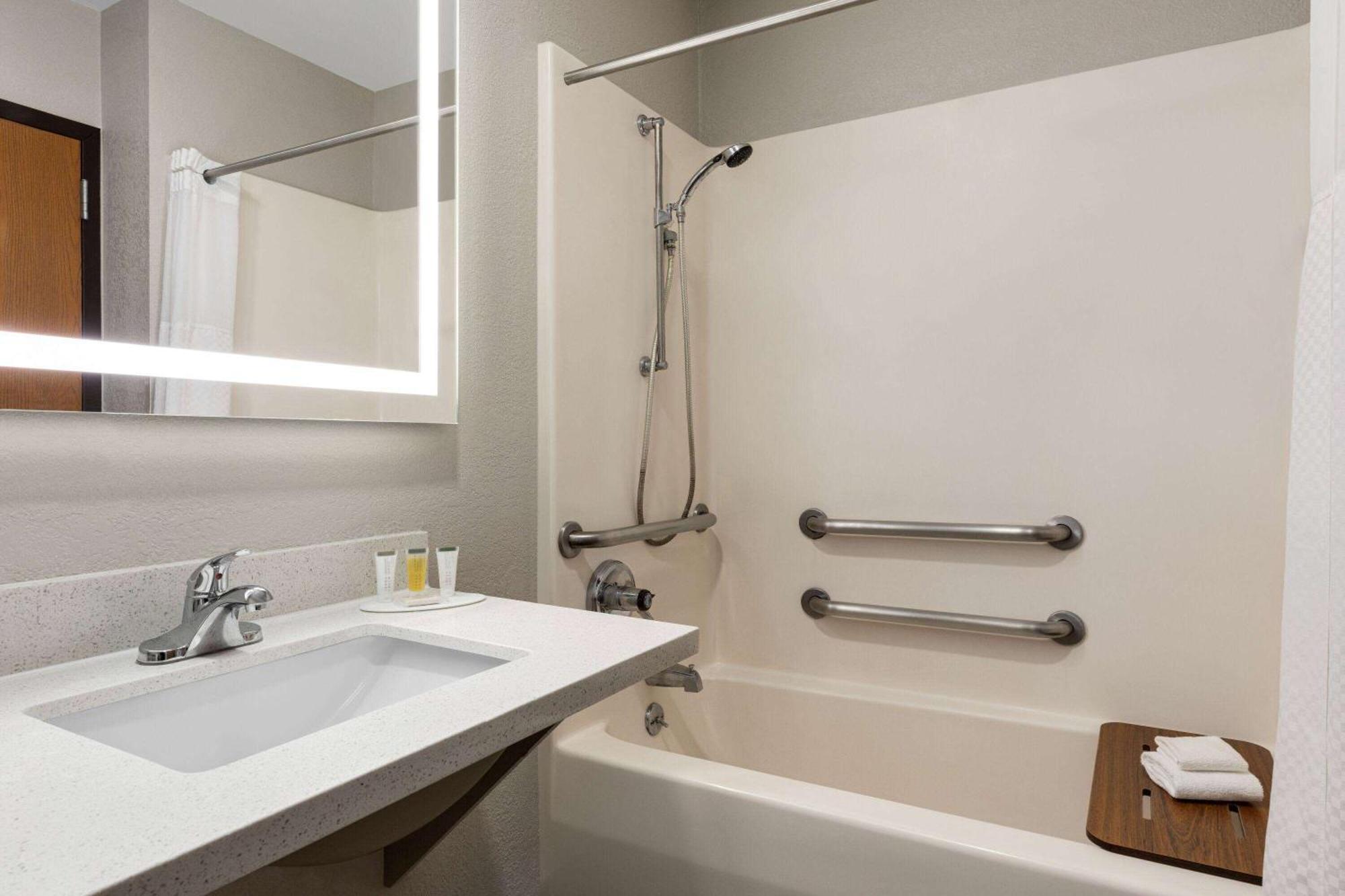 Days Inn By Wyndham Hillsboro Extérieur photo
