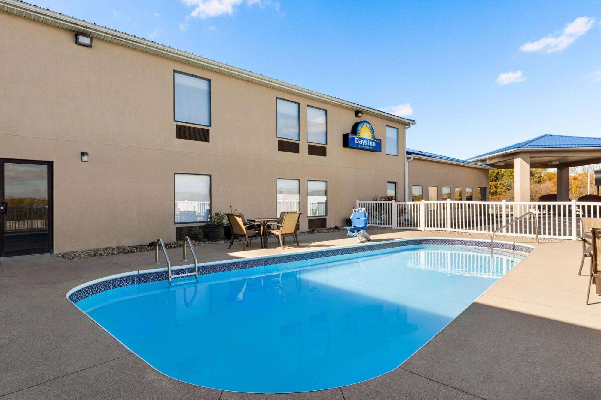 Days Inn By Wyndham Hillsboro Extérieur photo